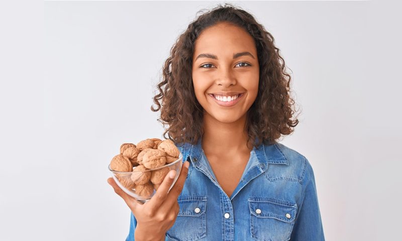 A Snacking Win for Women: Walnuts