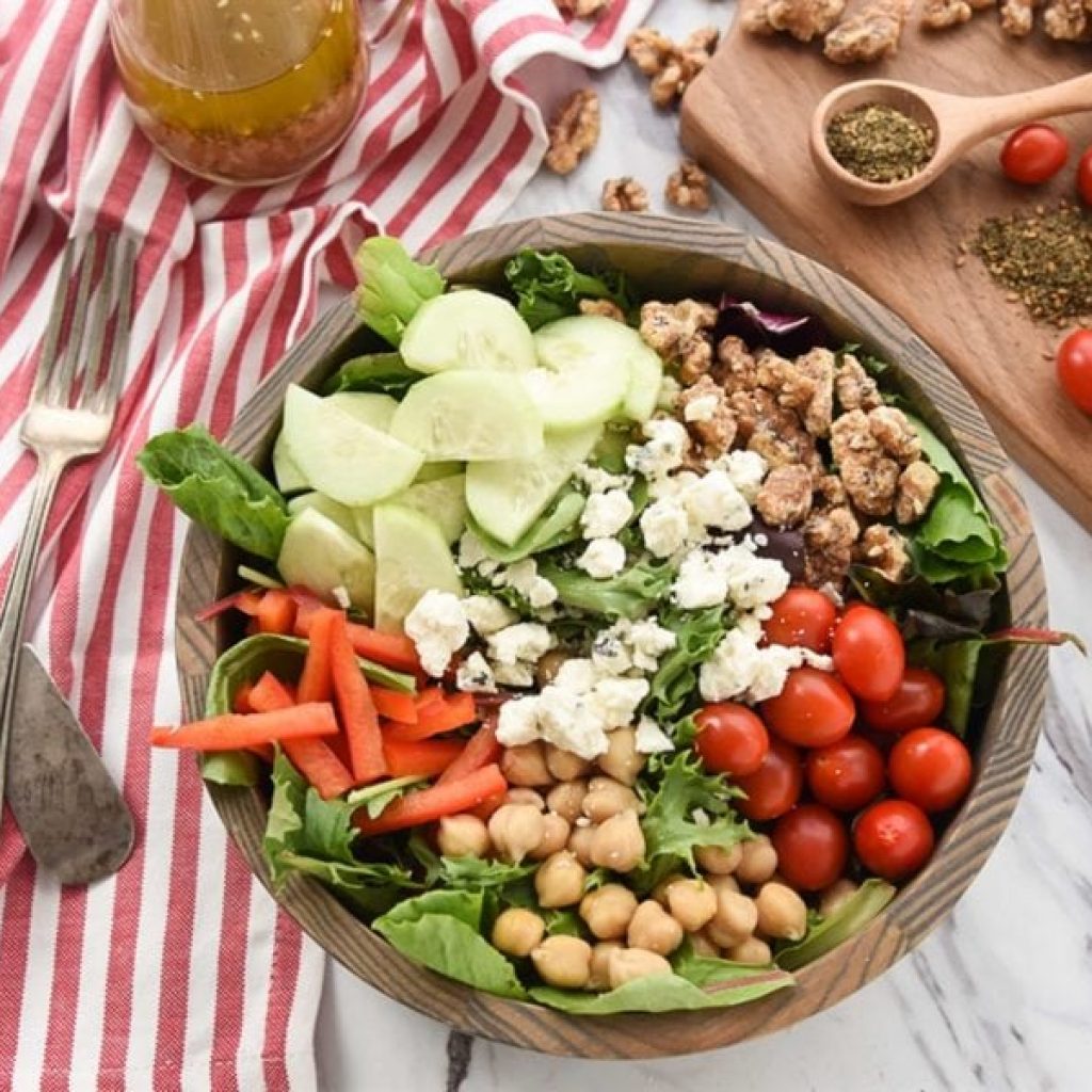 Mediterranean-Salad-with-Zaa-tar-Spiced-Walnuts