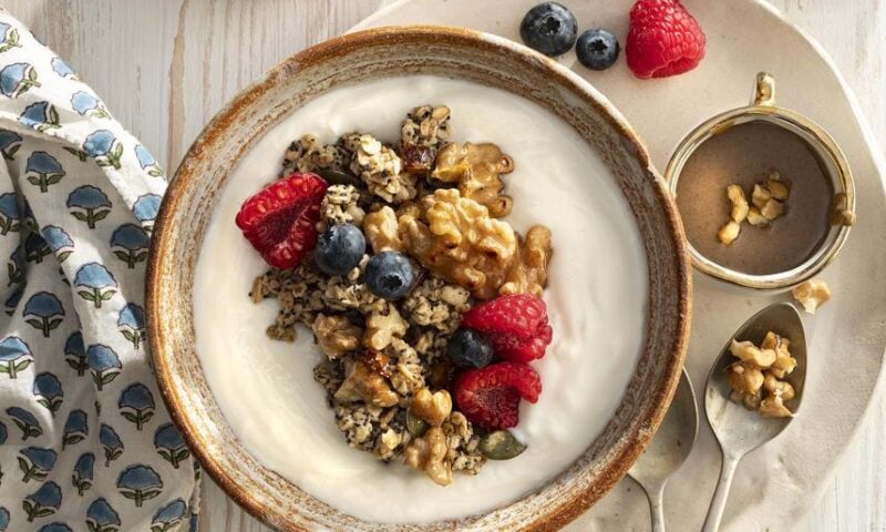 morning-yogurt-with-granola