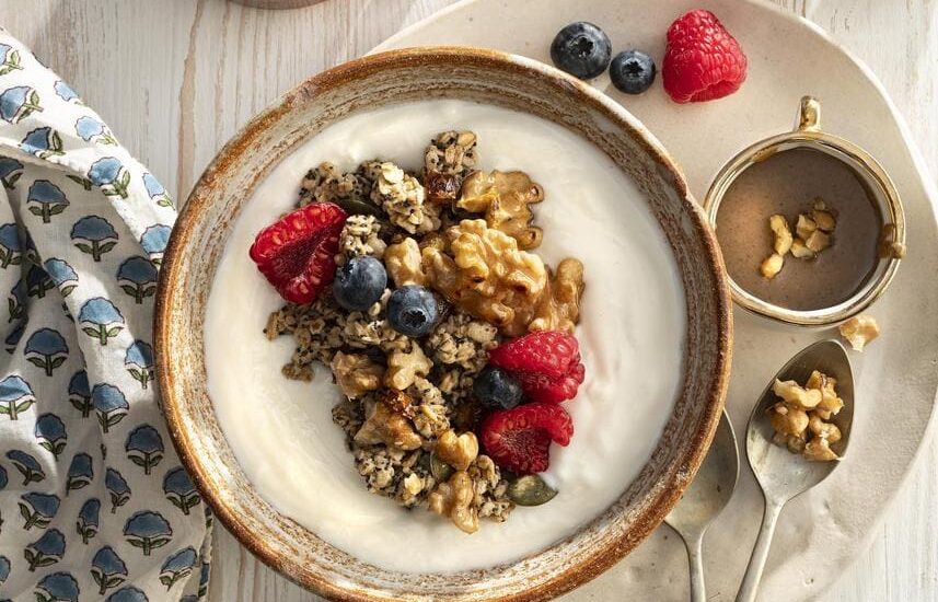 morning-yogurt-with-granola